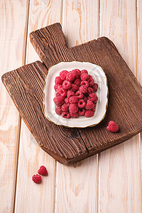 旧茶叶板板上盘子上的草莓水果砧板木头乡村覆盆子美食饮食食物柚木木板季节图片
