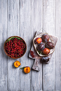鲜新鲜的甜梅子水果 全盛满 用迷迭香切成盘片陶瓷木头盘子浆果营养砧板空间甜点制品李子图片
