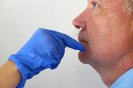 医生从他鼻子上做科罗纳病毒的测试儿科实验室流感微生物学卫生病人诊断拭子医院探测图片