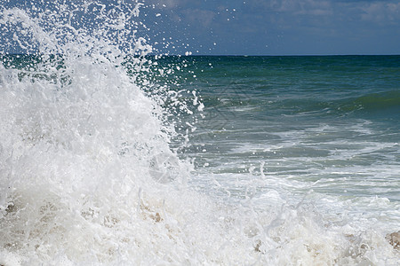 撞击海岸的大白浪泡沫摄影天气太阳碰撞行动海景戏剧性液体力量图片