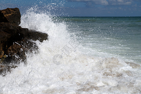 撞击海岸的大白浪泡沫摄影冲浪碰撞阳光海景飞溅力量风暴管子图片