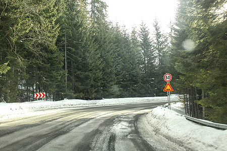 快速道路曲线上的驾驶员视图 部分被雪覆盖高清图片