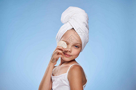 棉棉垫头上毛巾的女童皮肤保健卫生习惯化妆品造型师身体母亲奶油梳子微笑婴儿刷子口红图片