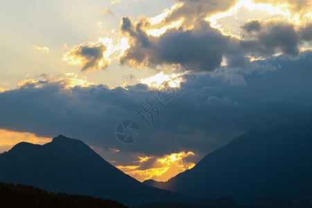 山上美丽的夕阳 山的轮廓 (Y 我)图片