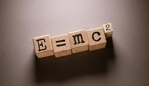 E  mc 2字与 Wooden 立方体理论考试教训教育家学者活力大学数学黑板物理学家图片