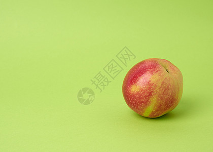 成熟的红圆苹果 在绿色背景 秋季收获 木头图片