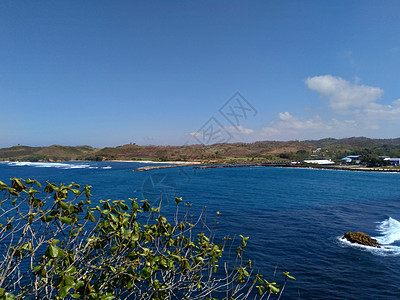 蓝色海滩的美丽风景 海滩 印度尼西亚东爪哇 Blitar 美丽的印度尼西亚海滩之一海岸运动椰子旅行假期天堂海洋阳光热带晴天图片