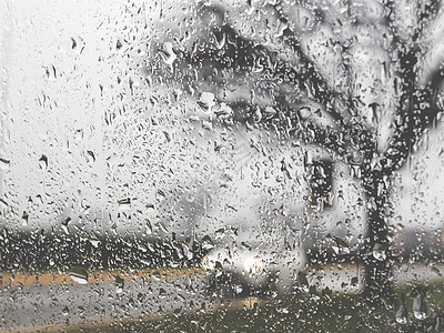 在雨中驾车天气季节风暴旅行交通运输下雨车辆危险路线图片