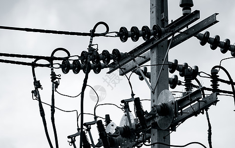 三阶段电力传输的黑白两黑三相电场景图片