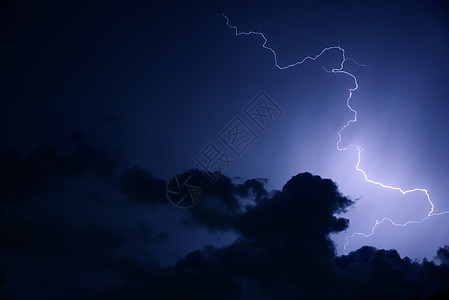 下雨前有雷电的黑云风暴火花天气力量罢工乌云螺栓闪电雷雨戏剧性气候图片