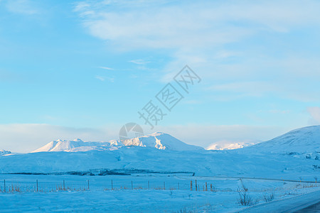 冰岛在冬季的令人难以置信的田地和平原风景 地面上布满了积雪 巨大的空间 冬天自然的美丽国家气候旅游太阳冒险火山土地环境天空日落图片
