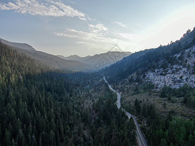 美利坚合众国加利福尼亚州斯坦尼斯劳斯国家森林山地的公路上的路段 11风景日落松树天空沥青路线木头假期森林林地图片