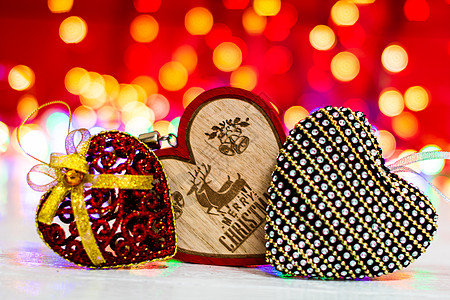 以丰富多彩的圣诞作品组成的装饰品和首饰是彩灯庆典季节背景金子假期花环风格圣诞礼物饰品图片