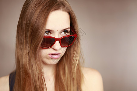 戴眼镜的女孩 戴着红色眼镜的女孩画像 美丽的年轻好奇的女人 女人看着一个女孩女性魅力黑发头发眼睛肖像女士女子嘴唇图片