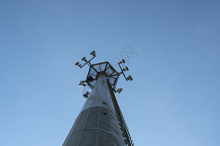 配有移动电话天线的平柱互联网金属频率桅杆发射机卫星收音机通信电视微波图片