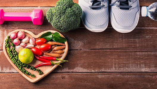 心盘和运动鞋里有水果和蔬菜的健身房世界重量运动哑铃食物木头跑步活动营养图片