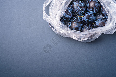 塑料袋袋中新鲜的成熟李子水果生态蓝色塑料玻璃纸甜点食物环境消费者销售营养图片
