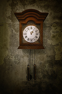 墙上的旧时钟时间古董房间挂钟钟表住宅分针图片
