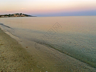 早上地中海 在希腊 升起旅行海洋支撑阴影阳光海岸太阳伞巨石海岸线休息图片