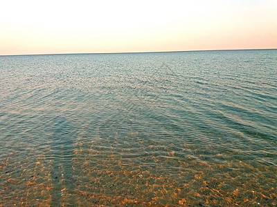 早上地中海 在希腊 升起休息乐园热带阳光太阳巨石地平线海面太阳伞旅行图片