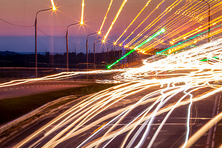 夜间在桥上行驶的汽车头灯痕迹 日地平线辉光踪迹技术天际驾驶城市运动运输车辆图片
