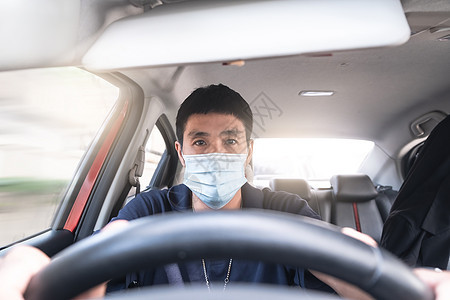 年轻亚裔男子身戴外科面具驾驶汽车 惊慌失措司机成人交通压力悲伤服务震惊男生情怀事故图片