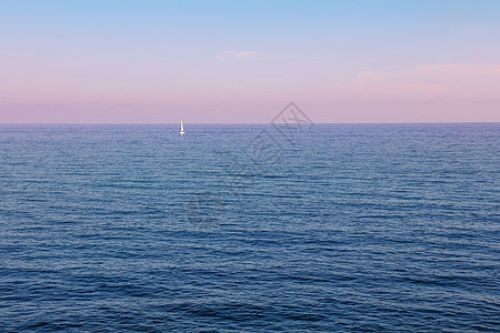 清静日落与粉红天空的海景蓝色涟漪日出游艇粉色风景水景地平线波浪场景图片