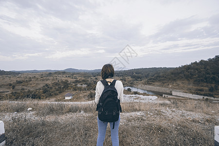 女旅行者 在山上走出去 有价值的语气图片