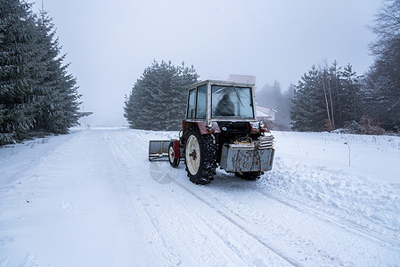 红吹雪者平地清理雪雪覆盖滑雪度假胜地道路暴风雪假期雪花电缆游客薄雾拖拉机打扫倾倒工作图片