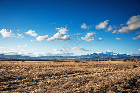 山云日落在球场上收成丘陵农场桌子天空自由收获农村植物地平线背景