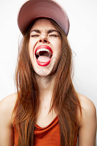 戴帽子 闭着眼睛的女人 用红嘴唇张开嘴部的情绪图片