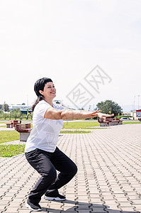 在公园户外闲置的微笑的高级妇女锻炼老年女士退休身体训练运动活动运动员闲暇图片