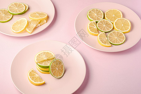 粉红色背景的鲜柠檬和柠檬水果切片甜点粉色热带果汁团体绿色食物黄色创造力饮食图片