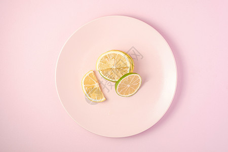 粉红色背景的鲜柠檬和柠檬水果切片甜点绿色粉色食物果汁创造力团体热带饮食黄色背景图片
