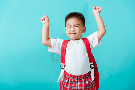 穿着制服的男孩微笑 当回到S时举起手来高兴教育学生学习工作室女学生幼儿园成功女性瞳孔胜利图片