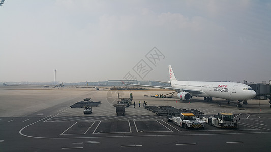 乘客飞机站在混凝土铺面跑道终点站的机场上服务航空交通天空商业空气喷射航班运输座舱图片