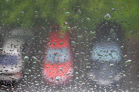 窗户上有雨滴 车停在停车场的底幕上图片