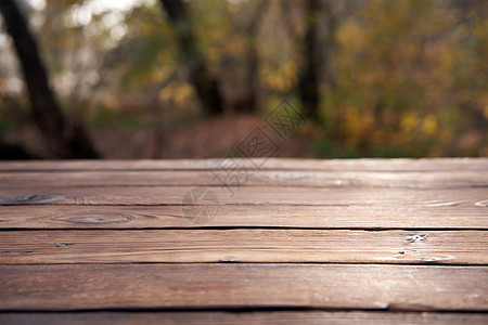 清空的木制桌形自然布OKh背景 带有国家户外主题 Template模型显示产品木材甲板叶子检查公园阳光桌面平台乡村桌布图片
