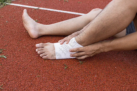 男性在足球脚踝受伤时施用压缩绷带男人预防跑步保健骨头玩家运动员治疗医疗运动图片