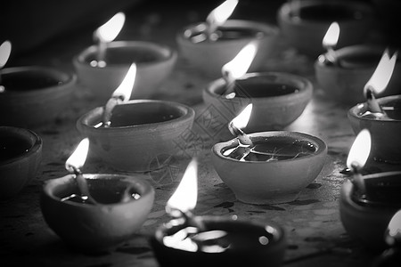 黑色和白色传统印度光灯火焰烧伤节日黑与白黏土祷告精神崇拜庆典文化图片