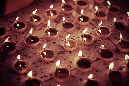 传统印度油灯 反光图片