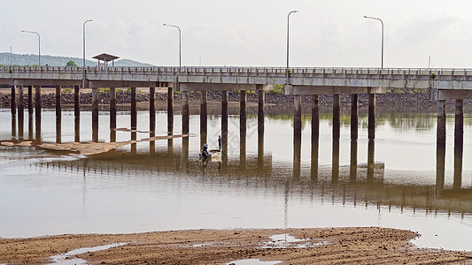 A桥下A号天船的渔民图片
