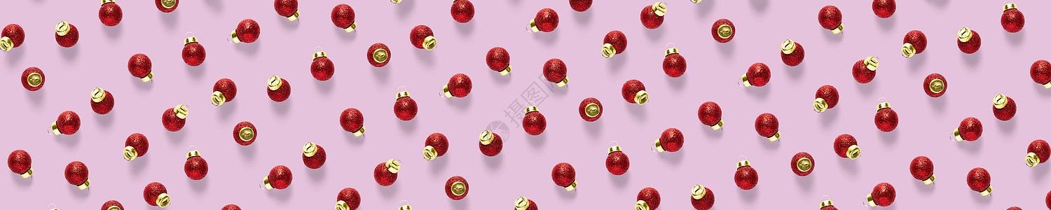 粉红色背景上的圣诞红色装饰品 背景的圣诞节装饰品构成 平躺的红色装饰品框架风格墙纸饰品粉色新年装饰假期作品艺术图片