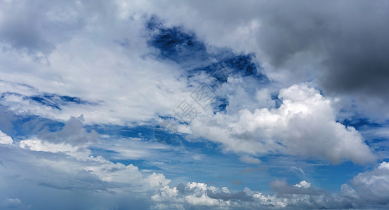 深蓝天空中的毛云风暴空气湿度气候压力杂质气氛水晶编队化合物背景图片