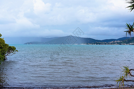 横跨海洋的暴雨来临图片