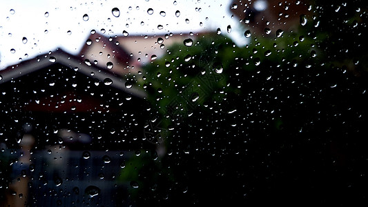 玻璃墙上的雨滴蓝色窗户气泡雷雨天气温泉宏观效果水滴质感图片