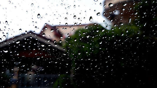 玻璃墙上的雨滴水滴宏观反射摄影温泉水平效果气泡质感雷雨图片