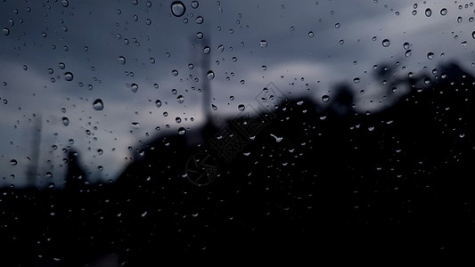 玻璃墙上的雨滴水平宏观摄影水滴窗户反射质感气泡温泉雷雨图片