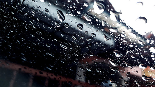 玻璃墙上的雨滴反射温泉摄影宏观水滴效果质感窗户雷雨蓝色图片