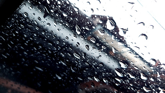 雨天车玻璃墙上的雨滴气泡天气宏观温泉水平反射水滴蓝色效果质感背景
